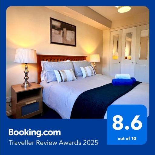 Stylish Modern Flat with Juliet Balcony & Parking, undefined