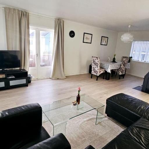 Koselig leilighet med balkong og parkering., undefined