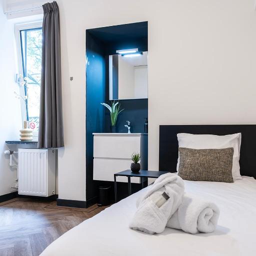 Cozy Room w Shared Kitchen, Fast WiFi Near Station, undefined