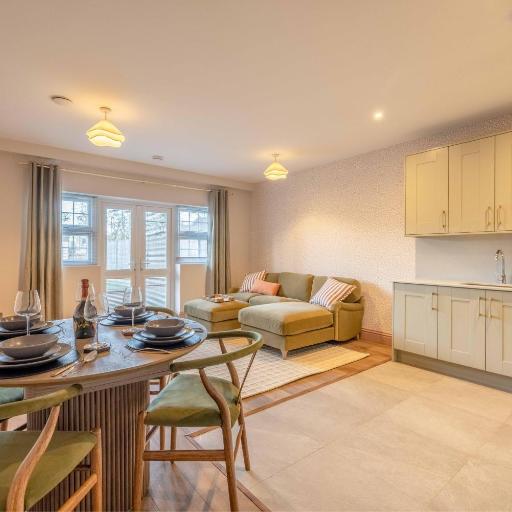 Garden Flat - 2 Bed 2 Bath - Allocated Parking - By Tempstay, undefined