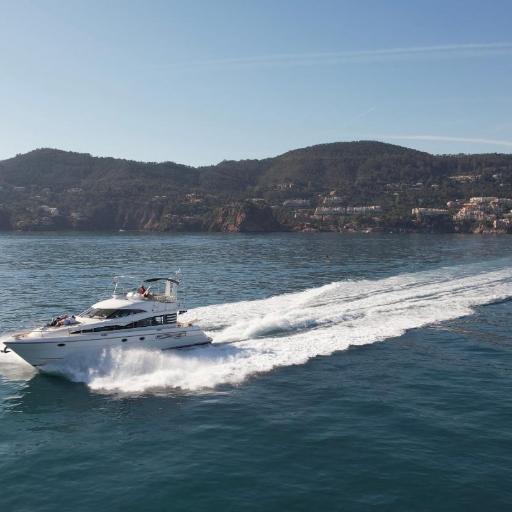 Superbe yacht dans le port de Cannes, undefined