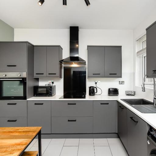 3 Bedroom House-Free Parking-by Holiday Homes, undefined