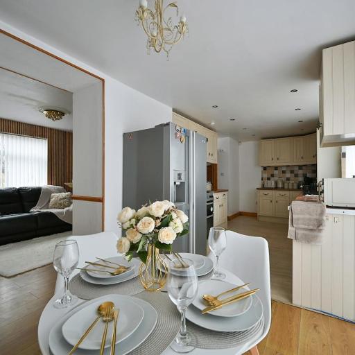 Cosy 2 bed home with jacuzzi bath in Wythenshawe near Manchester Airport, undefined