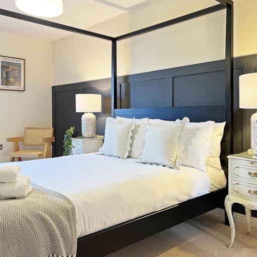 Prime Windsor Location 3 Bedroom Apartment with Free Private Parking, undefined