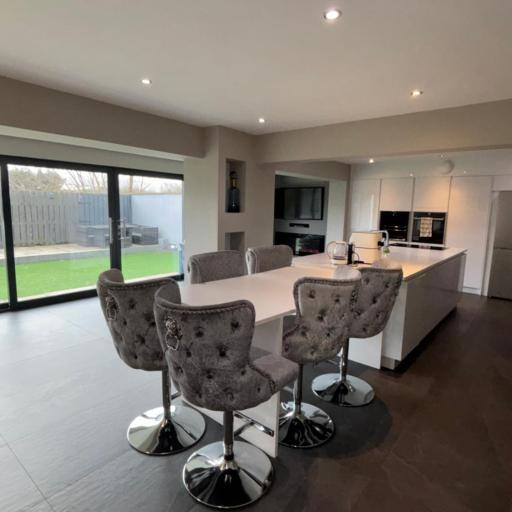 Large Modern Family Home in Murrayfield - Very close to City Centre - 10 mins by Direct Bus - Private Driveway & Garden, undefined