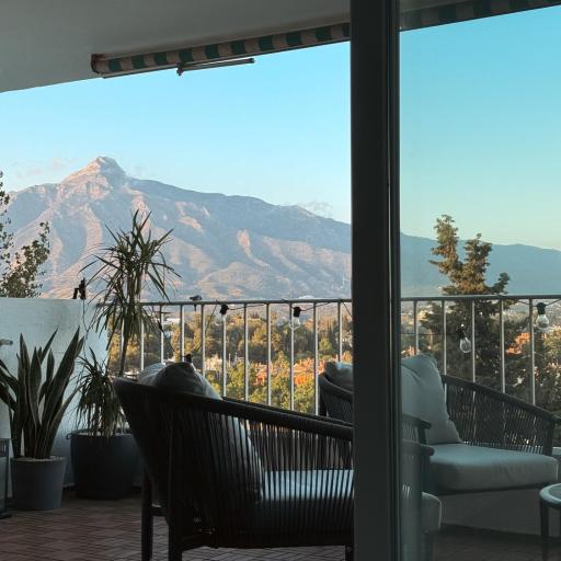 Takvåning med promenadavstånd till Puerto Banús och havsutsikt, undefined