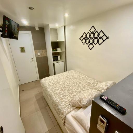 Suites nuevas con baño privado frente al metro st MWC Barcelona-FIRA, undefined