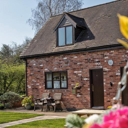 Charlie's Cottage with Alpacas and 7mins drive to Alton Towers, undefined