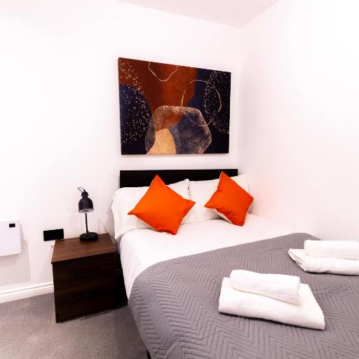 Modern 1BR Apt with City Views - Walk to Leeds CC, undefined