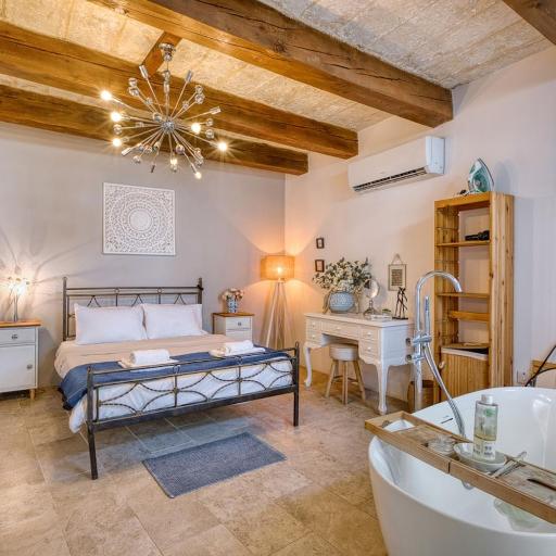 Gudja 2BR - A Home of Character in the Village Core, undefined