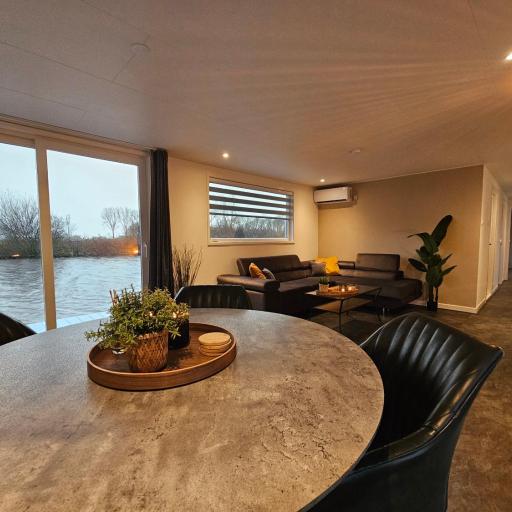 Luxe woonboot in de natuur aan doorgaand vaarwater, undefined