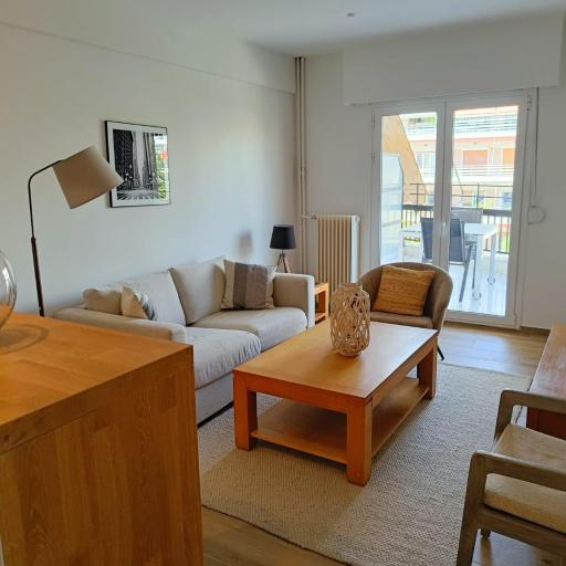 Elegant Renovated 1-Bedroom Flat with Park View, undefined