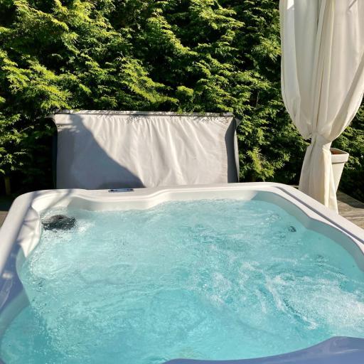 Huoneisto ulkoporealtaalla ja saunalla, undefined