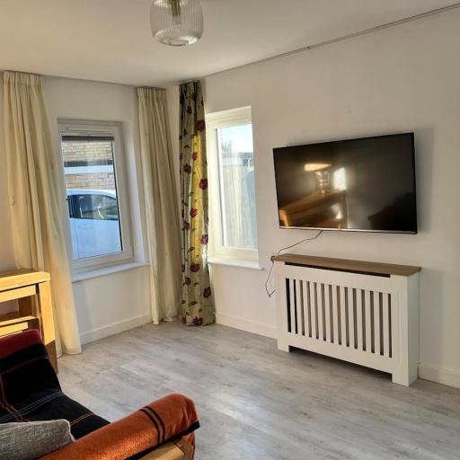 Self-contained ground level cottage with hill view, undefined