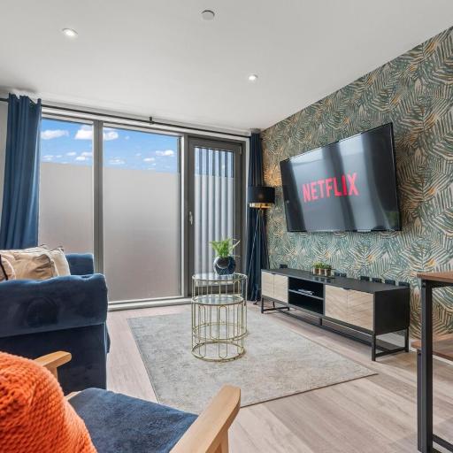 #31 Lux Apex Loft 2 Bed, 2 Bath & Rooftop Views - 5mins to Cannon Hill Park - Sleeps 6 - "Perfect for Contractors and Families", undefined