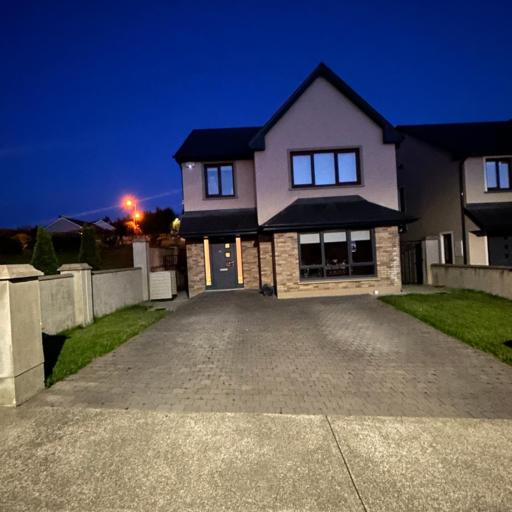 1 luxurious room in family home, undefined