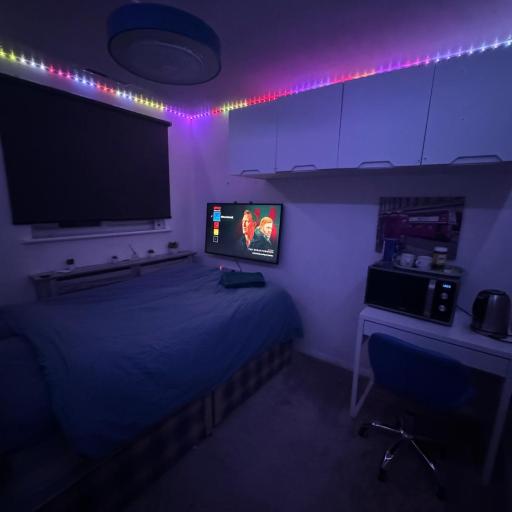 Room 3 minute drive from Luton Airport, undefined