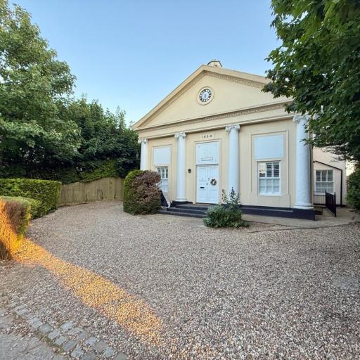 2 bed Elegant Flat in Stansted with parking, undefined