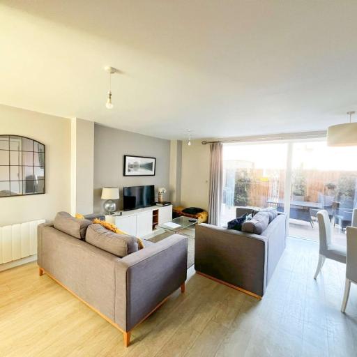 Deluxe Apartment near Cabot Circus w Parking sleeps 5, undefined
