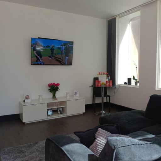 Spacious 2 Bedroom Apartment With Balcony & Parking, undefined