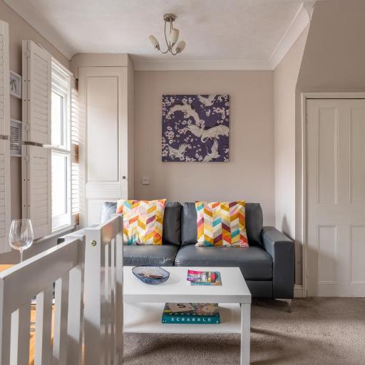 Gorgeous 2-Bed Located in Quiet Area with Nearby Stations, undefined