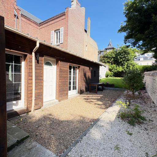 La Maison au fond du jardin, undefined