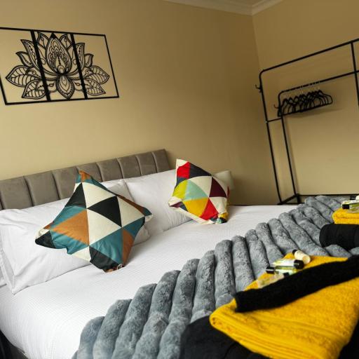 Bright and spacious home within walking distance to Luton Airport and amenities, undefined