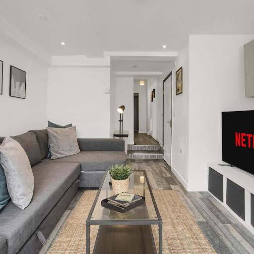 Charming 2 Bedroom City - Centre Flat with Sunny Patio, undefined