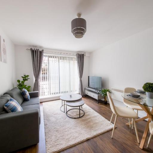 City Apartment-10min to Train st, undefined