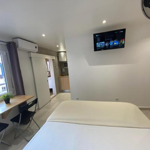 Suites nuevas con baño privado frente al metro st MWC Barcelona-FIRA, undefined