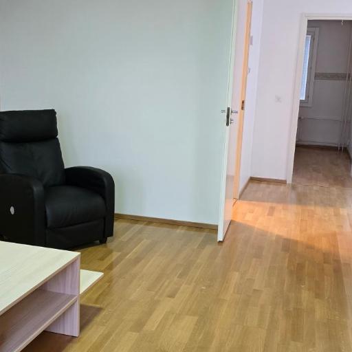 Vantaa ZoneB apartment for one to five persons and 20min by train from Airport and Helsinki City and one car park, undefined