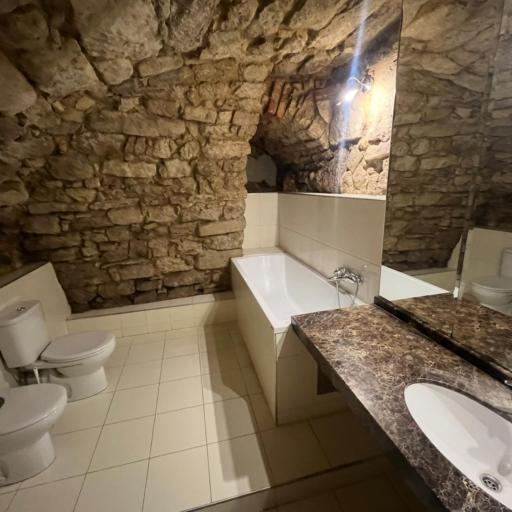 HOUSE of UKRAINE на площі Ринок з приватним БОМБОСХОВИЩЕМ, undefined