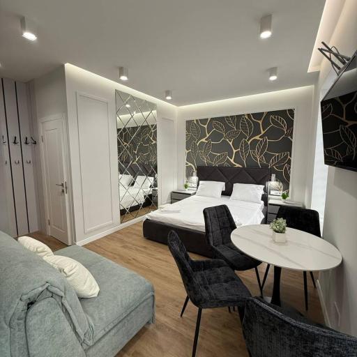 Апартаменти на Площі Ринок 12 навпроти Ратуші після ремонту, undefined