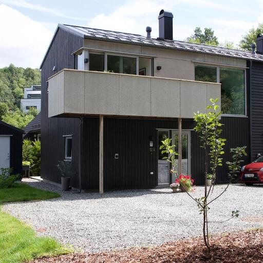 Moderne hus - sentralt, rolig med gratis parkering, undefined