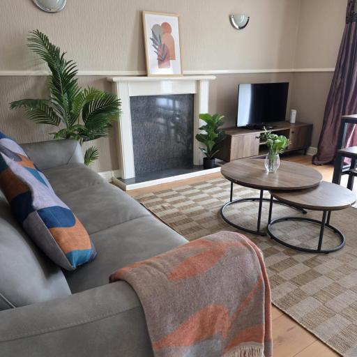 3BR House with Parking 10 Mins to Airport Sleeps 6, undefined