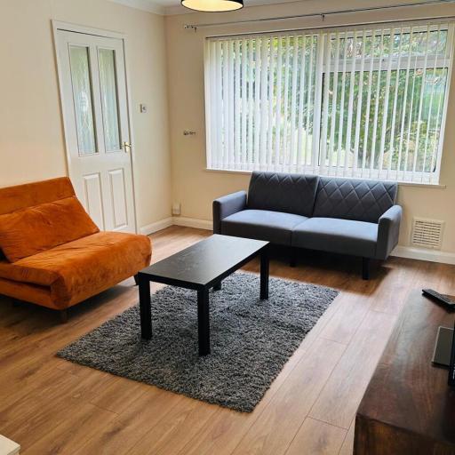 Spacious 3 Bedroom house in Luton with free on-street parking, Close to Airport and Town Centre, undefined