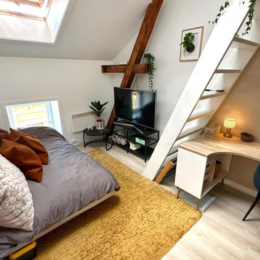 Chic Top Floor Loft - Perfect Location, undefined