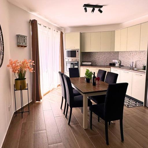 New 3BR Apt-AC-Wi-Fi-Kitchen 4 mins away from airport, undefined