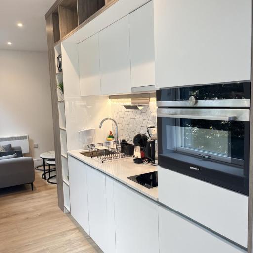 Cozy Studio Apartment Near Heathrow Airport Terminal 4 - Unlimited Wi-Fi - Paid Parking, undefined