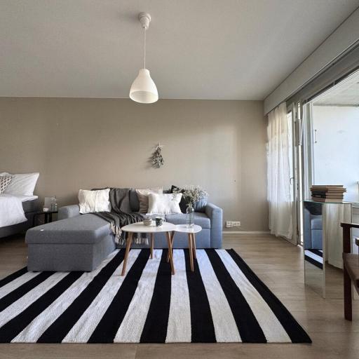 Tilava autopaikallinen kolmio sairaalan vieressä, undefined