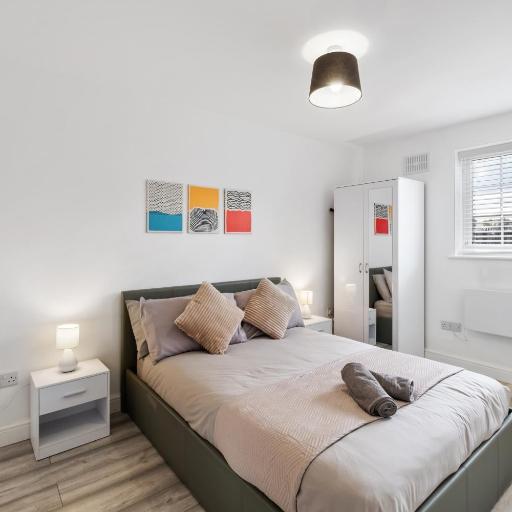 Stylish 1 Bed Apt 4 Min to Airport WiFi & Parking, undefined