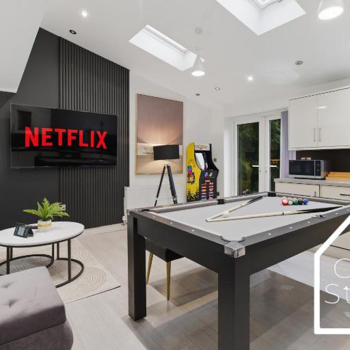 Spacious 4 Bedroom House with Pool table And Pac-Man Games In The City Centre, undefined