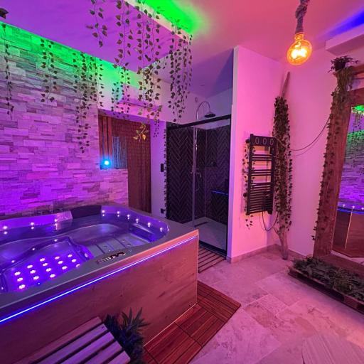 Love room - 5 min train station - Jacuzzi - Netflix - Clim, undefined