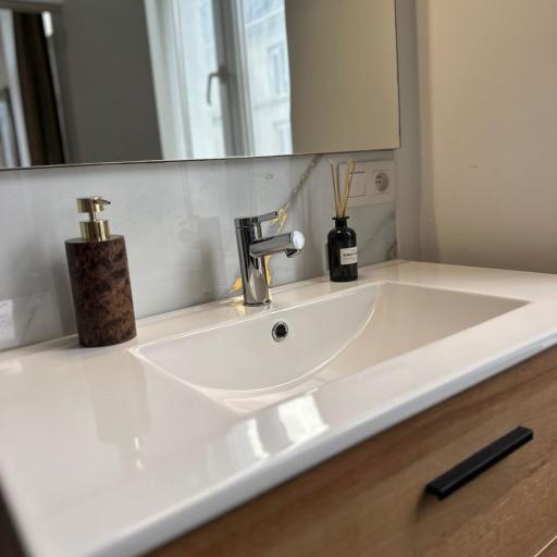 Lovely 1BR & 1LR Apartment, Only 15 Min Walk to City Center, undefined