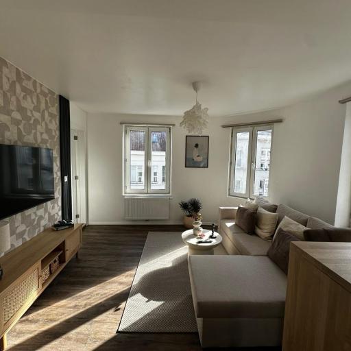 Lovely 1BR & 1LR Apt for 4P, Only 15 Min Walk to City Center, undefined