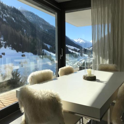 Luxurious 3 bed, 3 bath Apmt w Pool, undefined