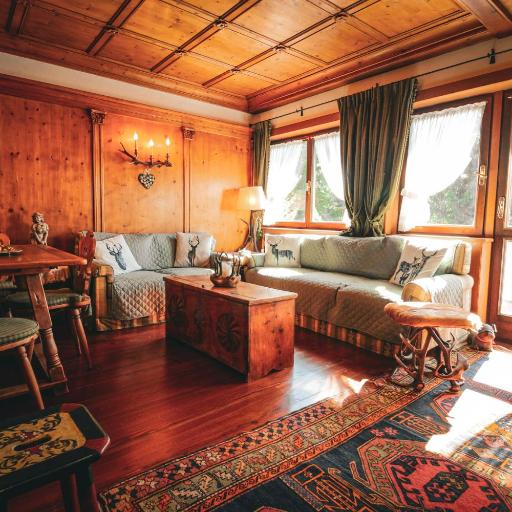 Cortina Wood Home - a short walk from the center, undefined