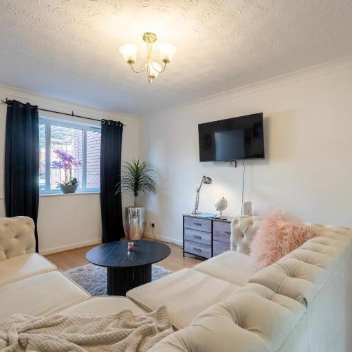 Cosy 2 BR Home - 8 MINS FROM CITY CENTRE - FREE PARKING - 4GC, undefined