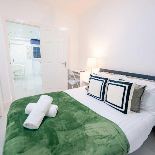 Ground Floor 1 Bedroom Apartment with Private Patio Garden & Fast WiFi, undefined