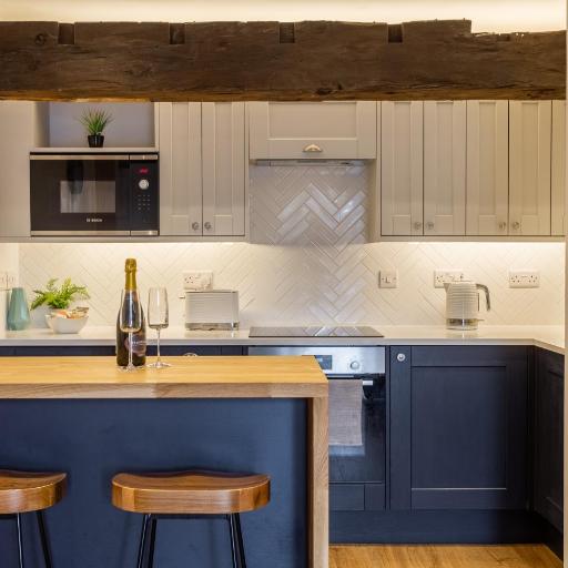 Luxury Apartment Woodsmill View - on the river - with balcony - Recently refurbished, undefined